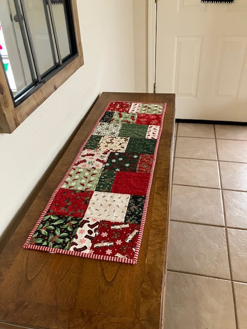 SMALL CHRISTMAS TABLE RUNNER